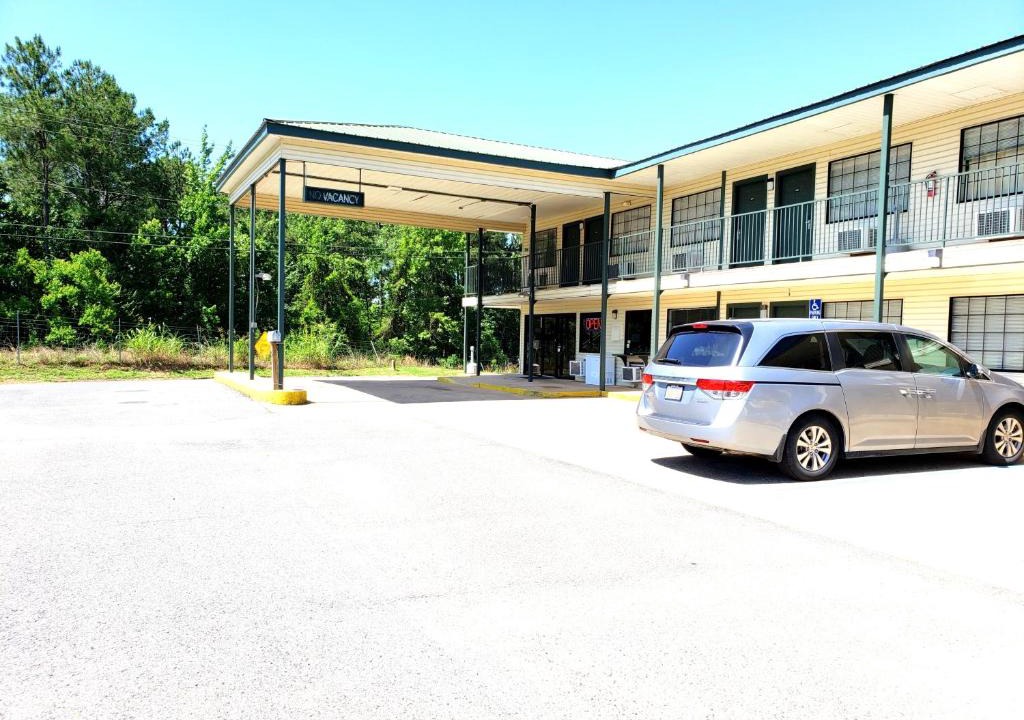 Calhoun Hotel | Motel 103