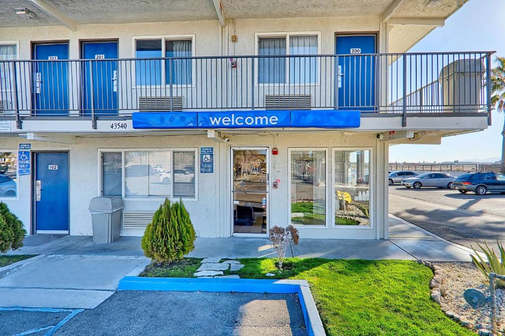 Lancaster Hotel | Motel 6-Lancaster, CA