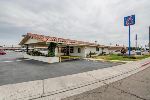 Manteca Hotel | Motel 6 Manteca CA