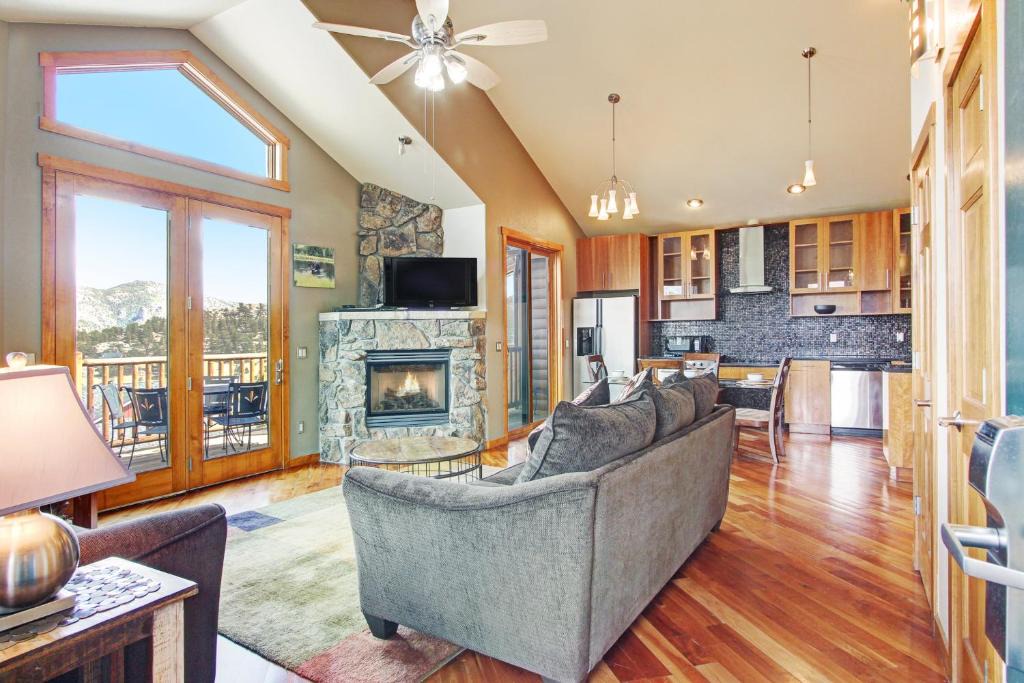 Estes Park Apartment | Mount Cairns 16A Condo