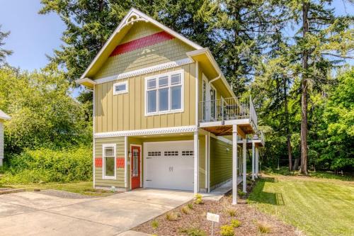 Stevenson House | Mountain and river-view home & studio with fireplace grills outdoor areas
