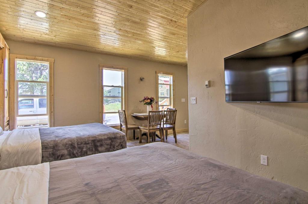 Woodland Park Apartment | Mountain Cabin, Walk to Dining/Memorial Park!