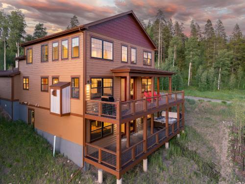 Rendezvous House | Mountain Chalet 7 I Private Hot Tub I Amazing Views I Activity Program