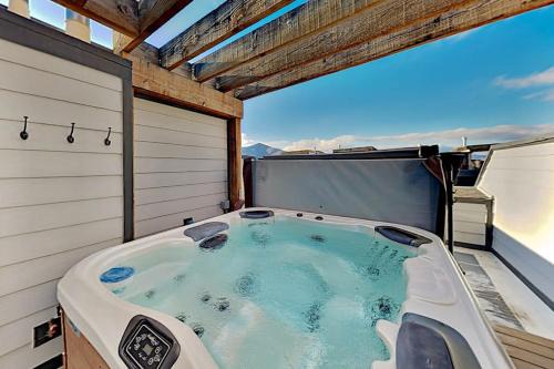 Kimball Junction House | Mountain Getaway - Private Rooftop Spa - Walk to Dining Shops & Rec Center