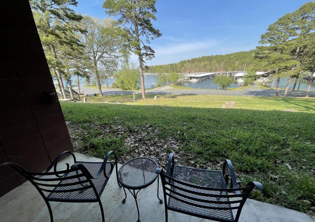 Mount Ida Hotel | Mountain Harbor King Guest Room on Lake Ouachita