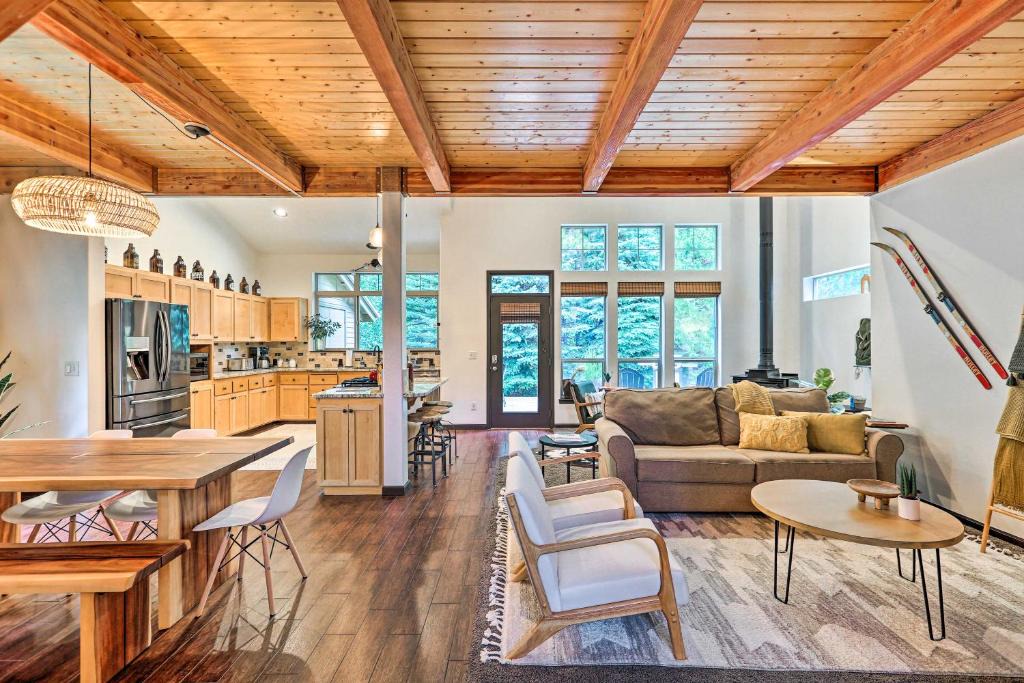 Bend House | Mountain-Modern Unit: Golf, Hike, Ski & More!