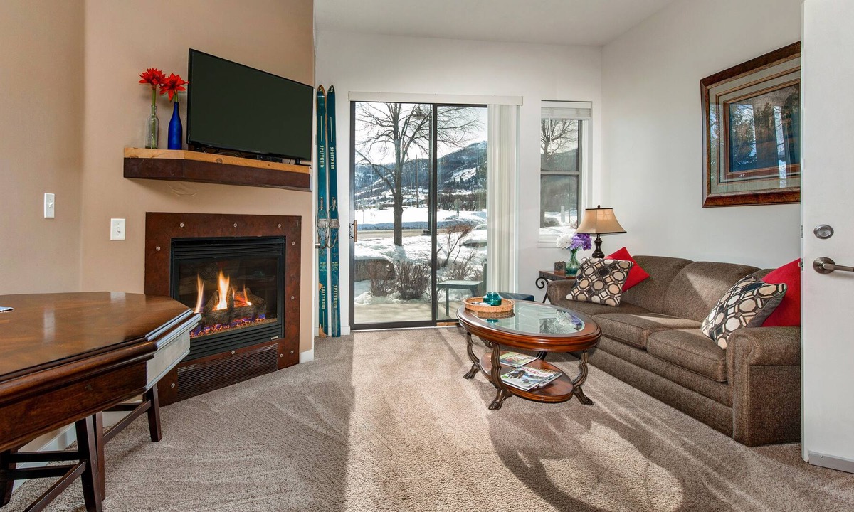 Park City Apartment | Mountain Retreat with Central AC, Fireplace & Free WiFi - Shared Pool & Hot Tubs
