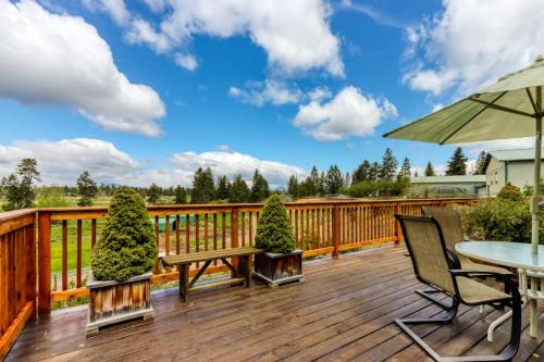La Pine House | Mountain-view retreat with deck grill & washer&dryer