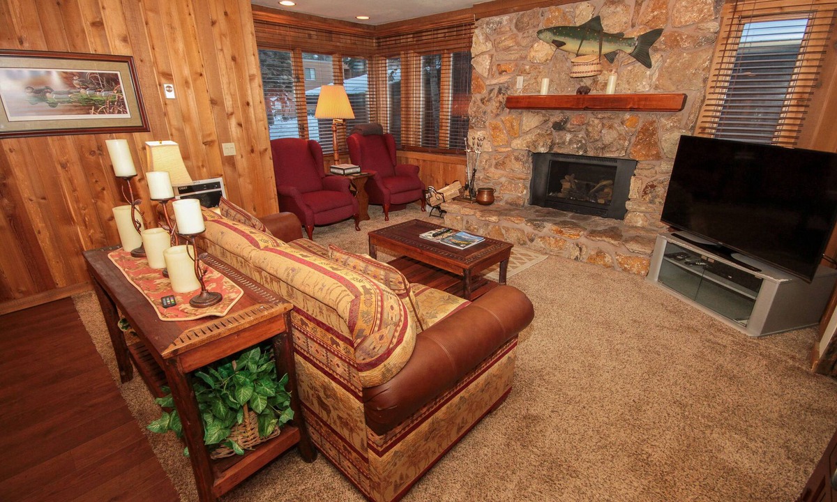Mammoth Lakes Condo | Mountainback #49, Den