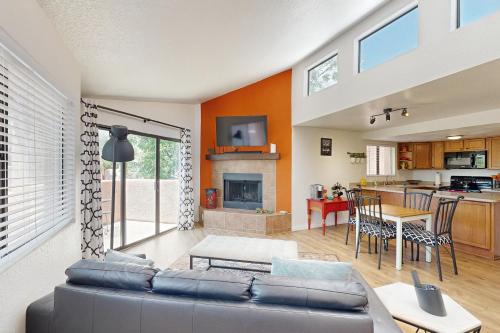 Tucson House | Mtn-View Condo w/Resort Amenities in Tucson!