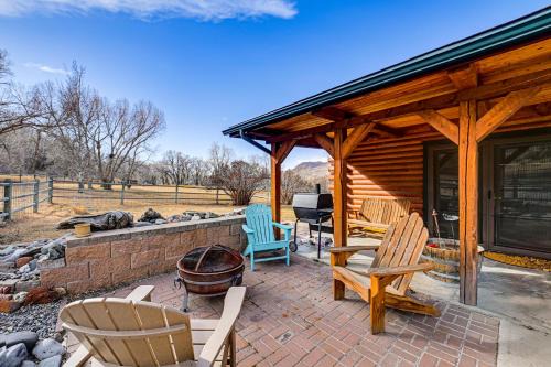 Cody House | Mtn-View Deck & Fire Pit! 2-Cabin Retreat in Cody