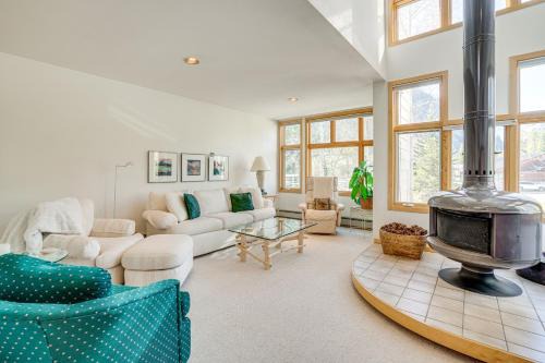 Frisco House | Mtn-View Deck, Workspace! Walkable Frisco Condo