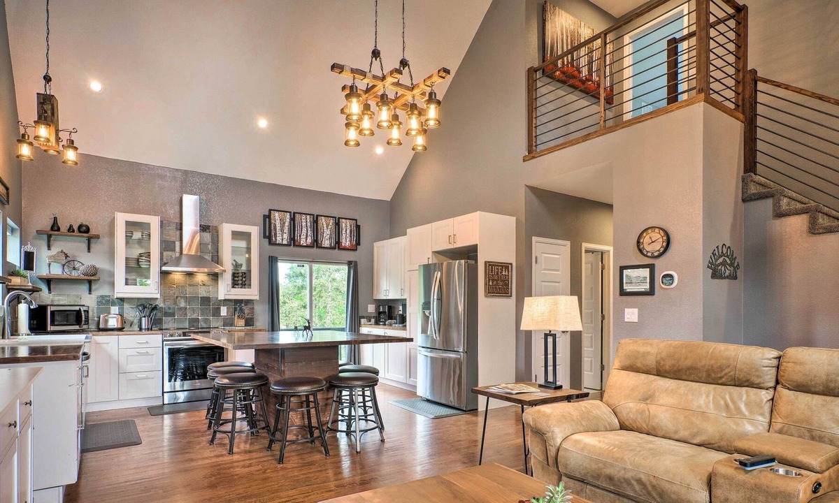 Divide House | Mtn-View Home on 3 Acres w/ Arcade & Hot Tub!