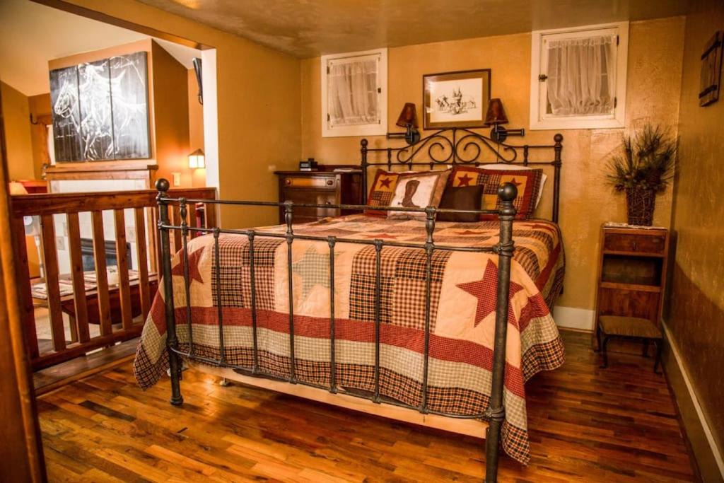 Estes Park House | Mummy Mtn Suite 1 Bedroom suite with fireplace and jacuzzi tub