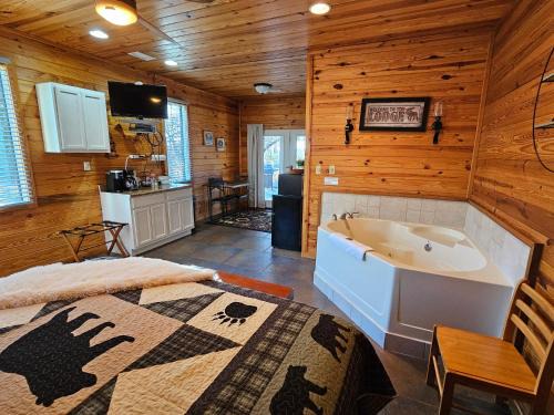 Eureka Springs Apartment | Near Beaver Lake, King BedJetted TubFire Pit #2