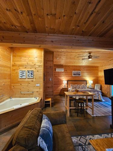 Eureka Springs Apartment | Near Beaver Lake, King BedJetted TubFire Pit #3