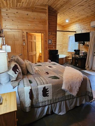 Eureka Springs Apartment | Near Beaver Lake, King BedJetted TubFire Pit #5