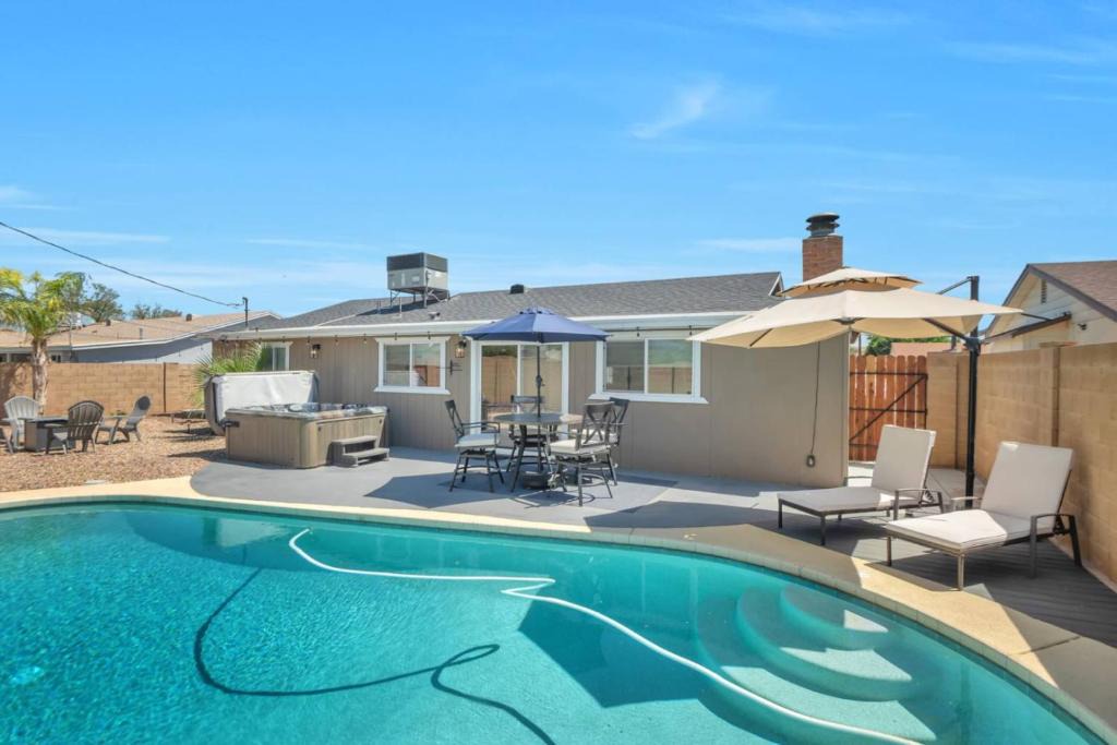 New Papago Parkway House | Near Old Town Scottsdale's Shopping, Dining & Golf, Private Heated Pool, Shuffle Board & Pool Table!