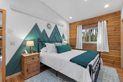 Custer House | Needles Nook Cozy 1BR Log Cabin Retreat
