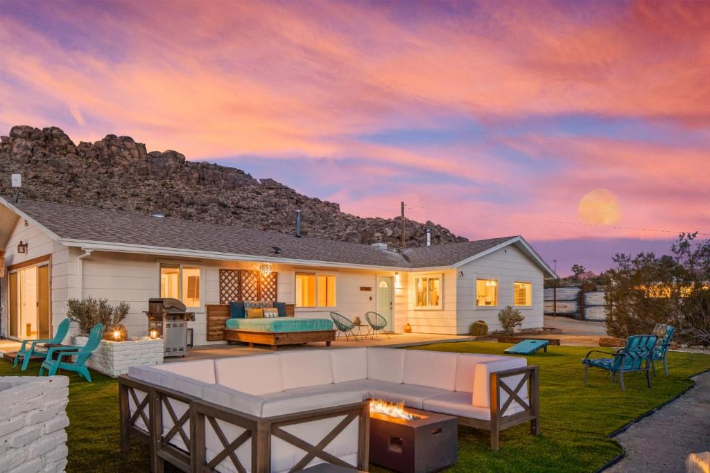Joshua Tree House | Neon Moon An Elevated Experience w Pool and Spa