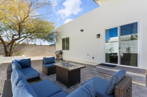 Cactus Heights House | New 4BR and Bunk Room - Mountain Views and Fire Pit
