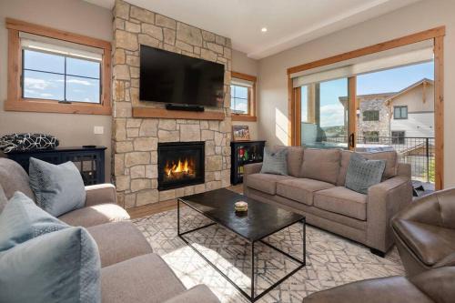 Fraser Apartment | NEW Condo Grand Park W/Hot Tub & Mountain View