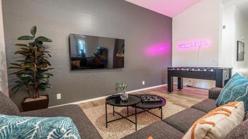 Continental Foothills House | New Listing Stylish 4 Bdrm wPool and Game Room