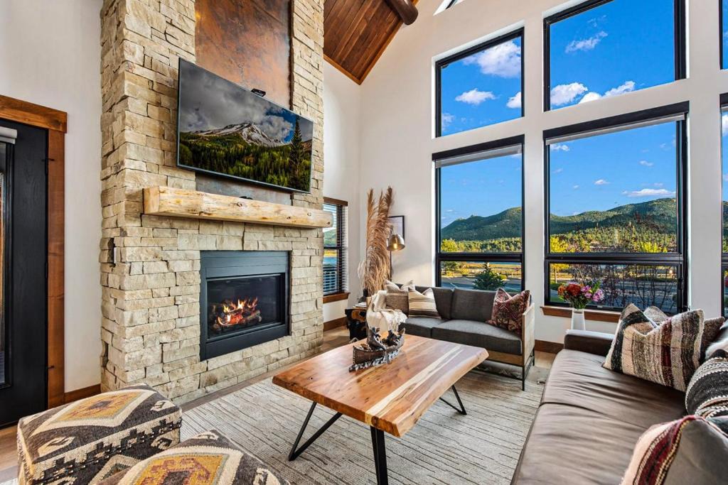 Estes Park House | New Log cabin, The Bears Den - 2 bedrooms, loft, 2.5 bath, jacuzzi & Fireplace