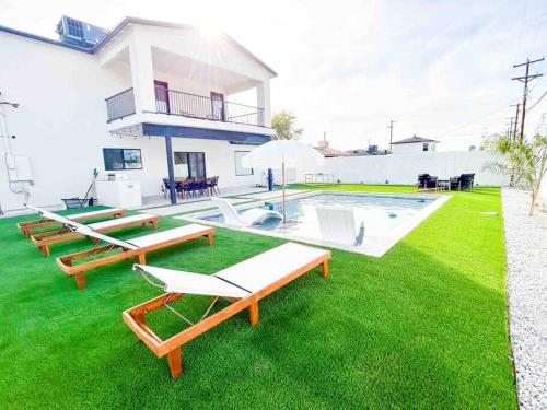Sherwood Towne House | NEW, Lux Home, heated pool, 3 en suites!