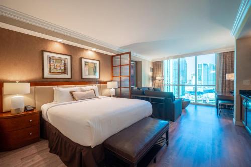 Las Vegas House | No Resort Fee Strip View Suite + Free Valet+ Pool