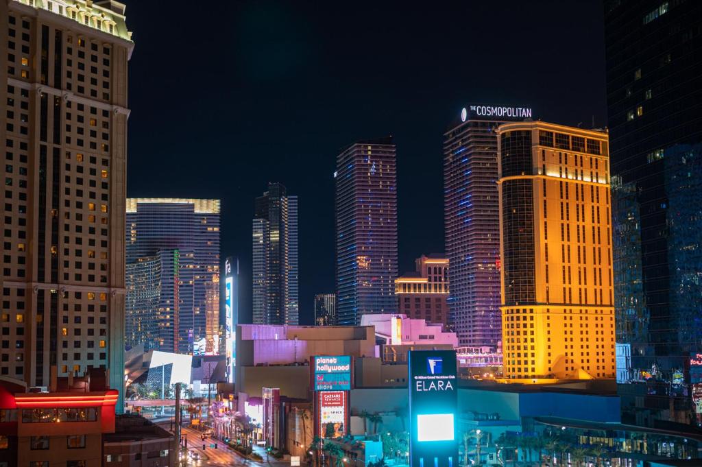 Las Vegas Apartment | NO RESORT FEES-MGM Stripview-Jacuzzi-Formula 1 TRACK VIEW
