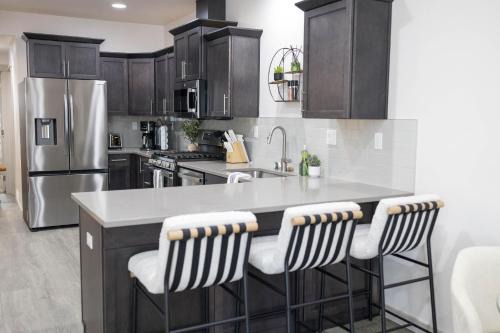 Sunset House | North End - Hyde Park - Hot Tub- Downtown- E Bikes