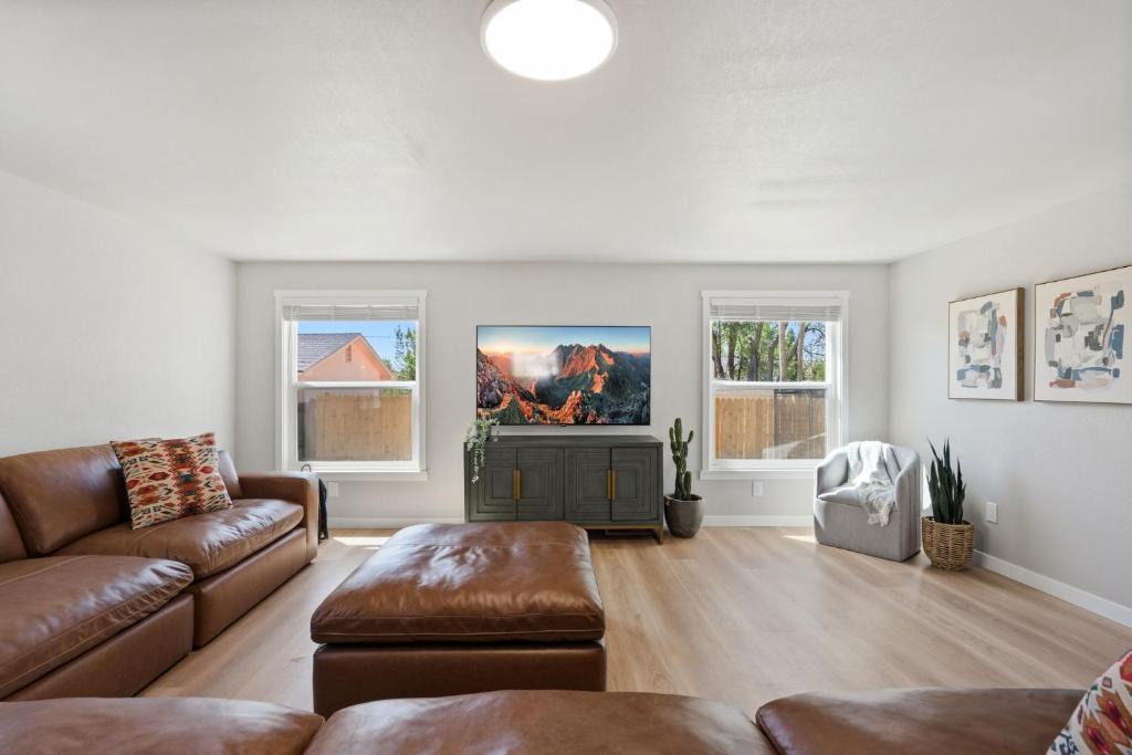 Windsor House | Oak Haus Group Stay with Fenced Yard and Game Room