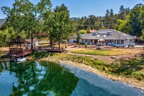 Oakhurst House | Oak Pond Retreat Stocked pond/pool table/BBQ Grill/EV Charger