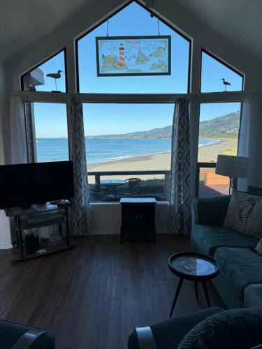 Smith River House | Oceanfront Cabin 4 with Jacuzzi & Stunning Views