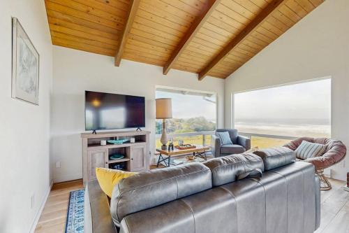 Yachats House | Oceanfront home with amazing sunsets fire pit & jacuzzi tub