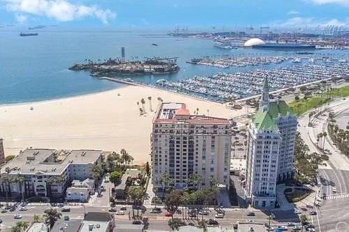 Alamitos Beach Apartment | Oceanfront lux condo