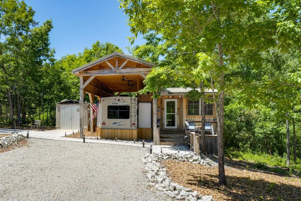 Linden House | Off-Grid Glamping! Unique, Wooded Tennessee Cabin