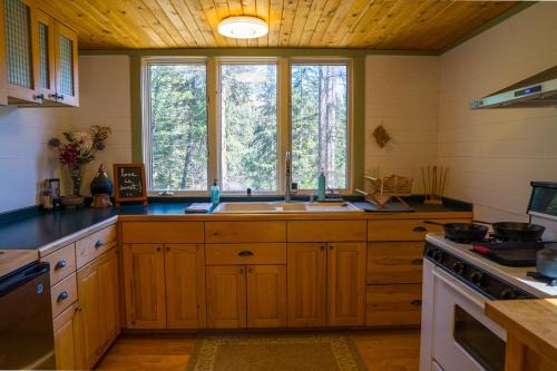 Eureka House | Off Grid Retreat Stay for 7
