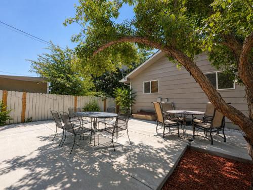 Old Town House | Old Town Basecamp 6 Blocks to Old Town Square