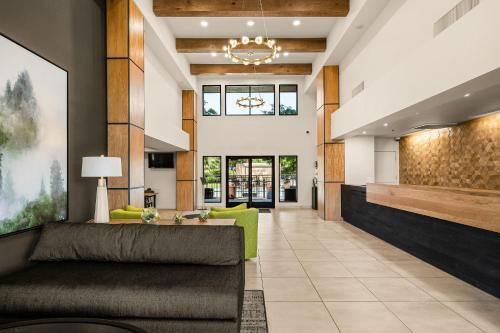 Redding Hotel | Oxford Suites Redding