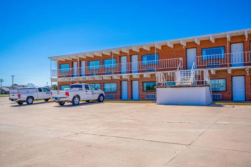 Osborne Hotel | OYO Crossroads Inn
