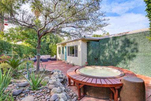 Palm Springs Apartment | Palm Springs Studio w/Outdoor Oasis & Hot Tub!