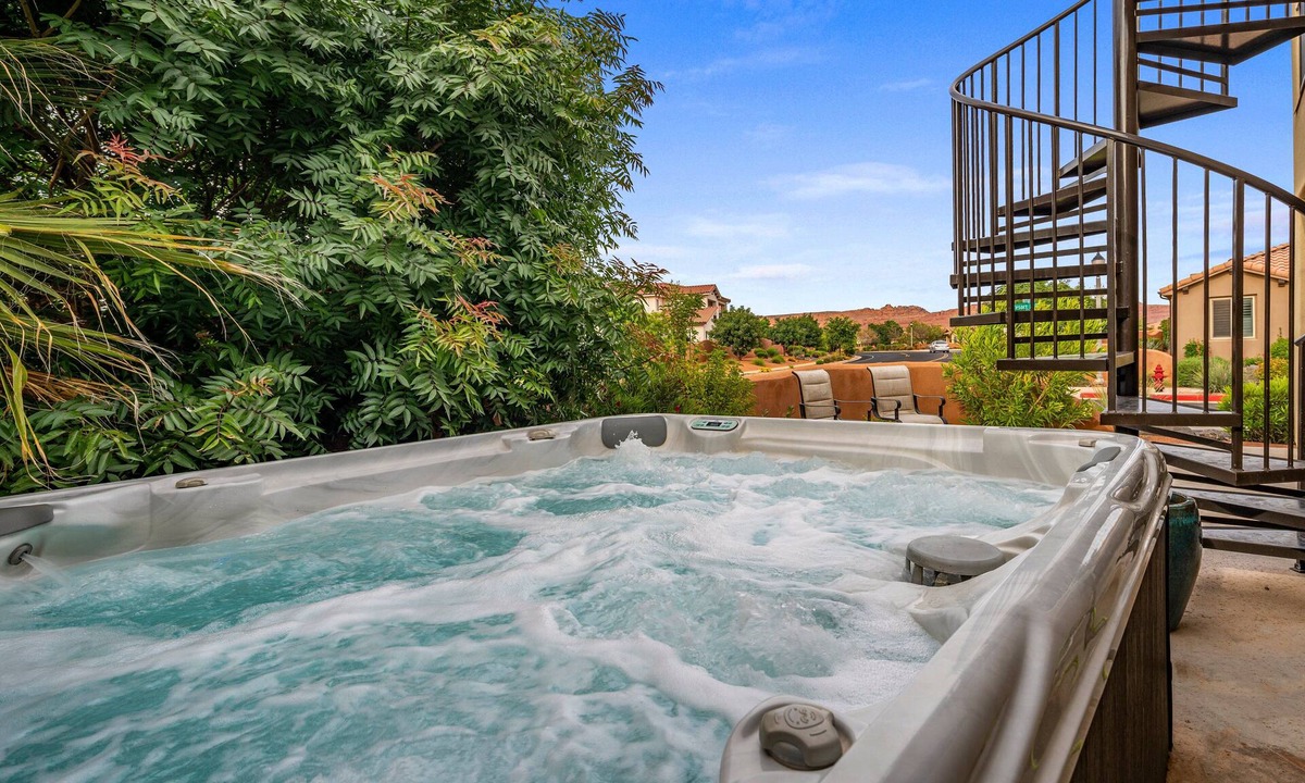 Santa Clara House | Paradise Village 121: PRIVATE HOT TUB, X-BOX, 3 BIKES, BAG TOSS, PACK N' PLAY, MOUNTAIN VIEWS