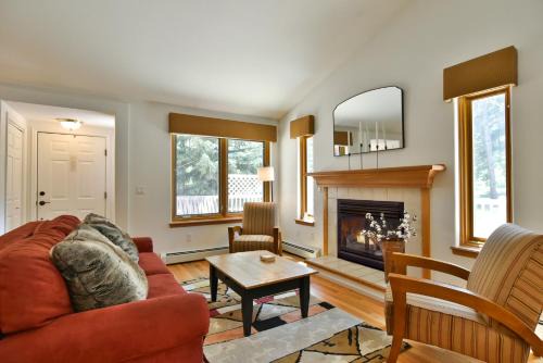 Park Forest Estates Apartment | Park Forest Deer Trail Townhome: Hot Tub, On Shuttle Route