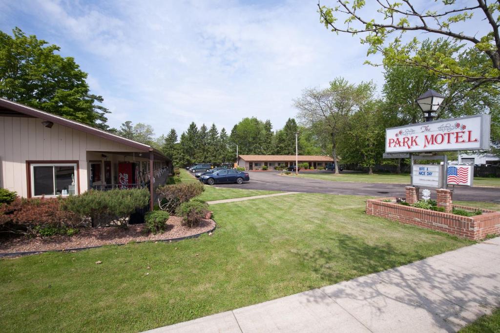 Marshfield Hotel | Park Motel