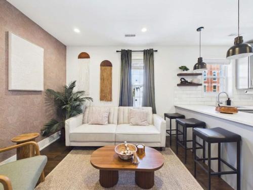 West Town Apartment | Peaceful Boho Retreat Free Private Parking