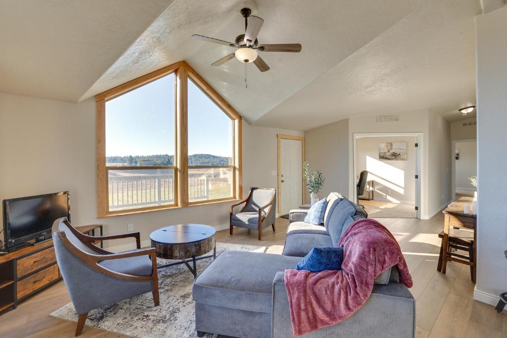 Harvard House | Peaceful Deary Vacation Rental w/Deck & Views!