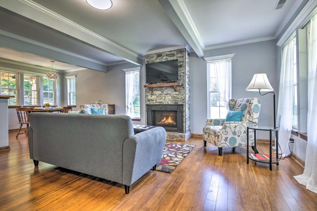 Bendena House | Peaceful Kansas Cottage w/Wraparound Deck!