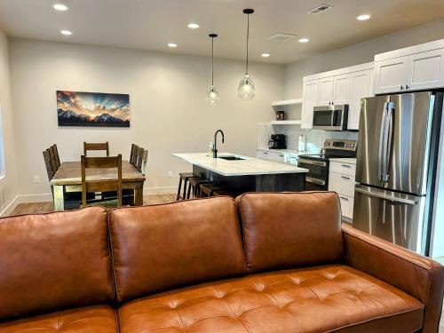 Driggs House | Peaks & Pines Modern Gem, 2 Kings, Bunks, Hot Tub, Walkable, Kid's Cove